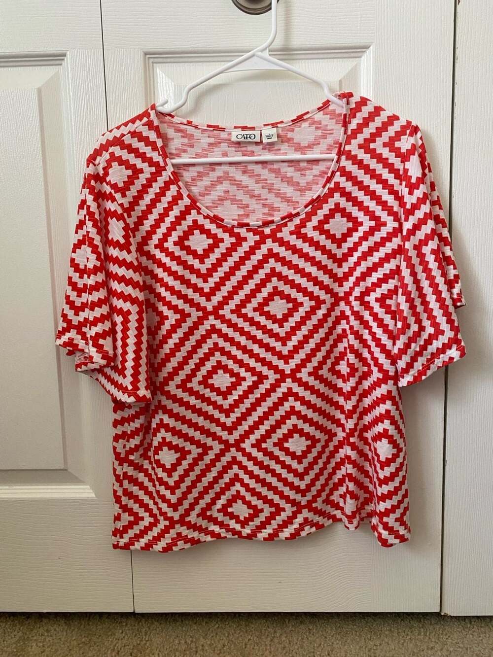 Cato Women's Red and White Geometric Print Flutter Sleeve Top Size L
